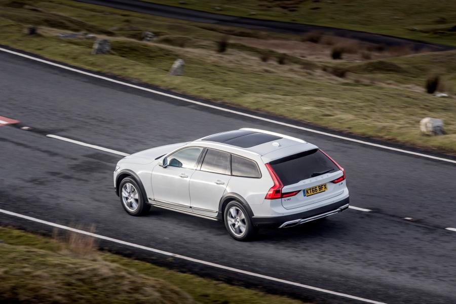  Volvo V90 D4 Cross Country 2017 года  (UK) (фото 19 из 40)